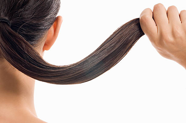 mujer agarrando su cabello - ponytail hairstyle female back fotografías e imágenes de stock