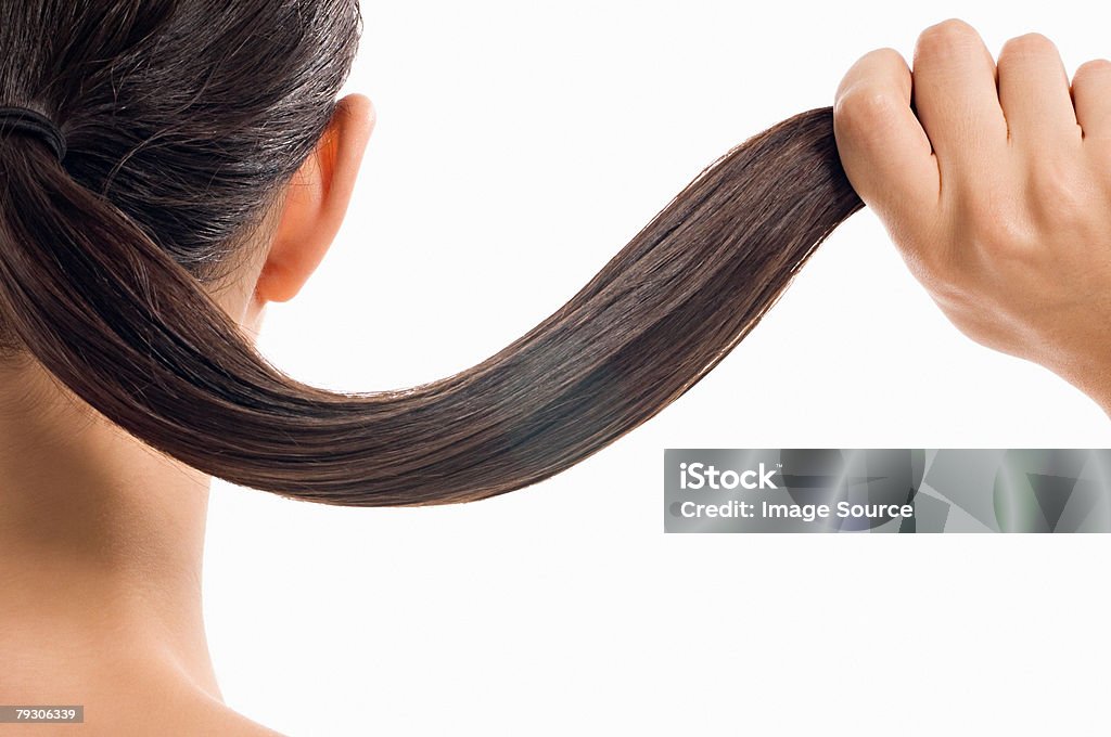 Женщина держит ее волоса - Стоковые фото Женщины роялти-фри