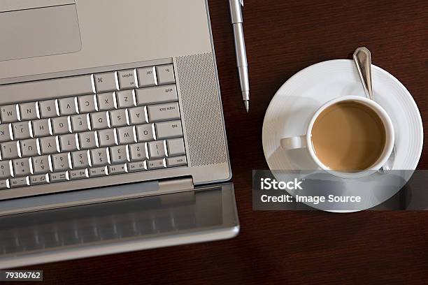 Laptop E Café - Fotografias de stock e mais imagens de Café - Bebida - Café - Bebida, Café - Edifício de Restauração, Caneta