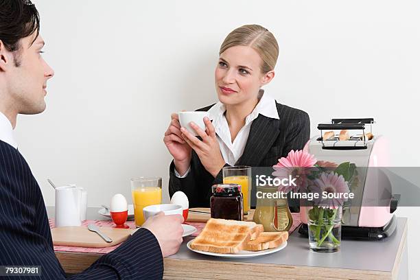 Foto de Colegas De Trabalho Se Cafédamanhã e mais fotos de stock de 20 Anos - 20 Anos, 30 Anos, Adulto