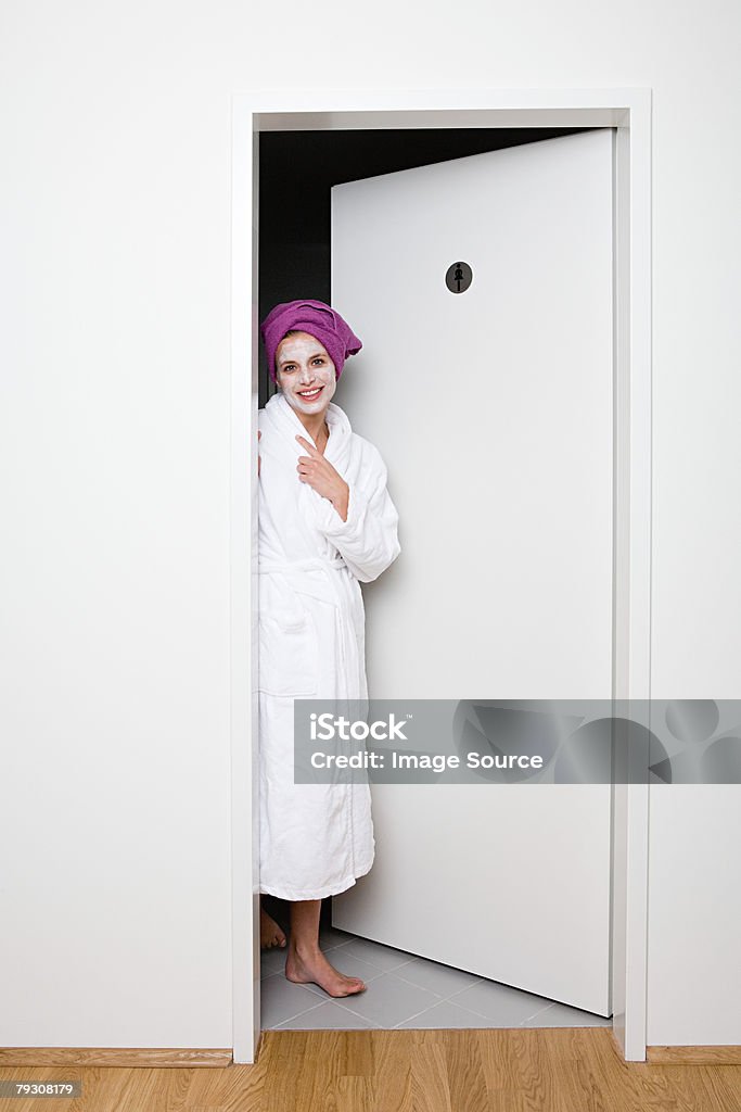 Mujer viene de baño con máscara facial - Foto de stock de Mujeres libre de derechos