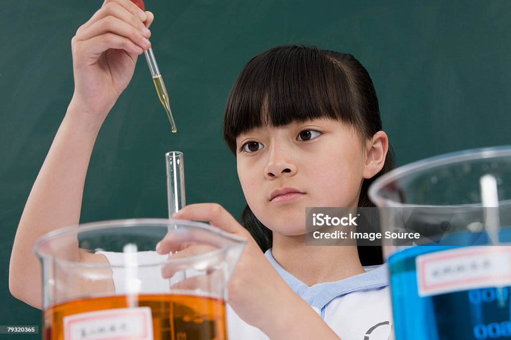 Uma menina dando uma experiência de ciências - Royalty-free Aluna Foto de stock