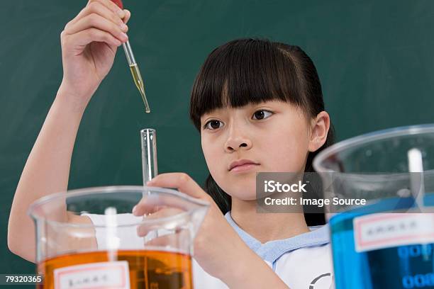 Uma Menina Dando Uma Experiência De Ciências - Fotografias de stock e mais imagens de Aluna - Aluna, Aluno da Escola Primária, Aprender