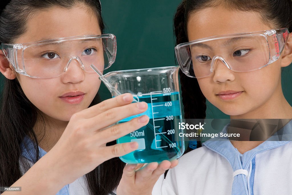 Dwie dziewczynki prowadzenie eksperymentu - Zbiór zdjęć royalty-free (Biologia - Nauka)