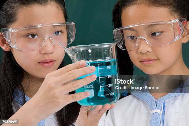 Dwie Dziewczynki Prowadzenie Eksperymentu - zdjęcia stockowe i więcej obrazów Biologia - Nauka - Biologia - Nauka, Budynek szkolny, Chemia - Nauka