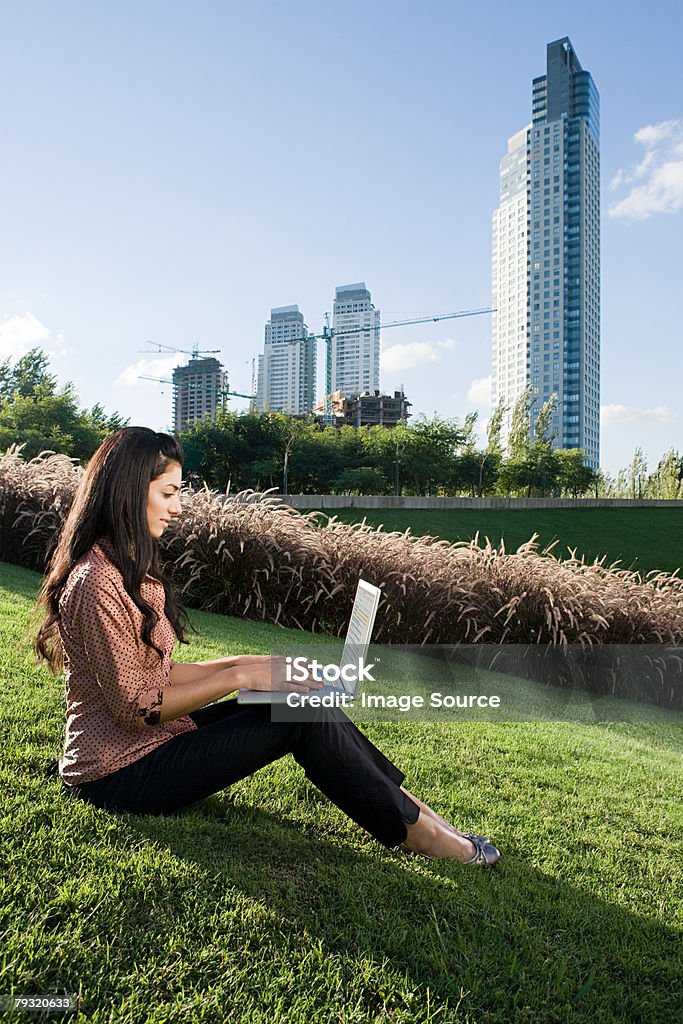 Mujer usando una computadora portátil en la colina - Foto de stock de Adulto libre de derechos