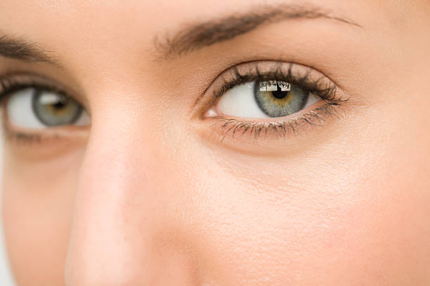 gros plan d'une jeune femme les yeux - maquillage des yeux photos et images de collection