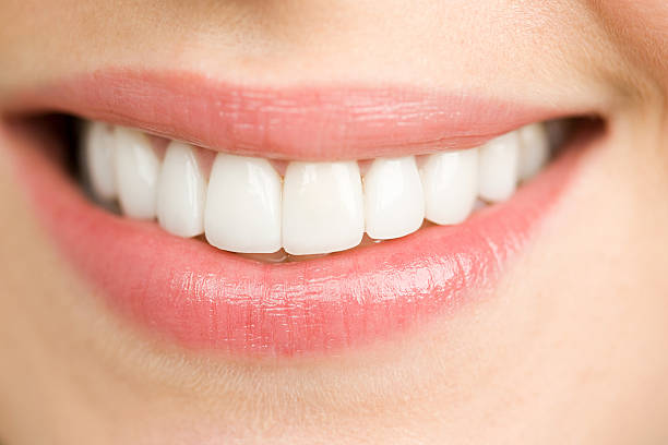 primer plano de una mujer sonriente - young women smiling women human teeth fotografías e imágenes de stock