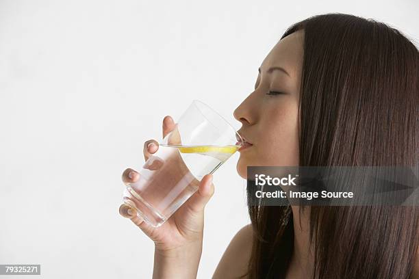 Japanische Frau Trinkt Mineralwasser Stockfoto und mehr Bilder von Profil - Profil, Trinken, Attraktive Frau