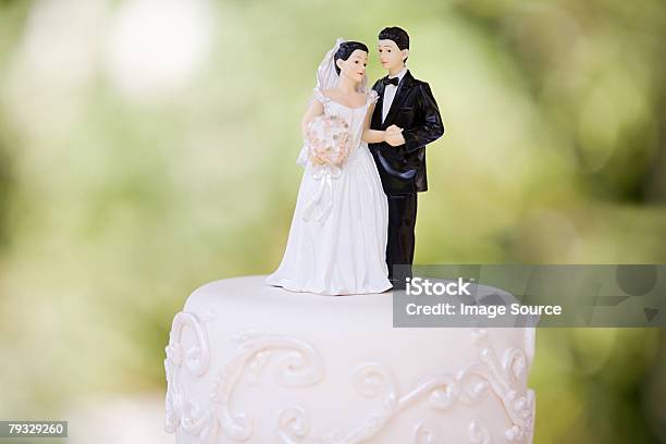 Photo libre de droit de Le Marié Et La Mariée Figurines banque d'images et plus d'images libres de droit de Mariage - Mariage, Le marié, Gâteau de mariage