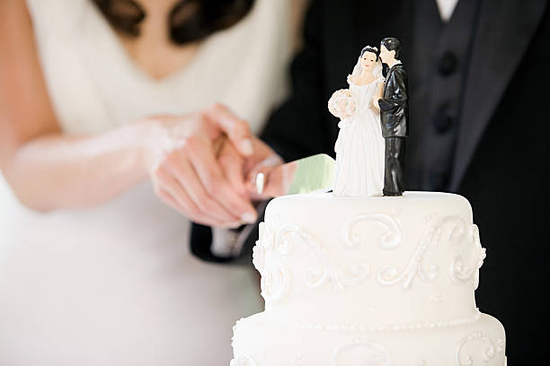 newlyweds cutting wedding cake - middle human age couple women 뉴스 사진 이미지