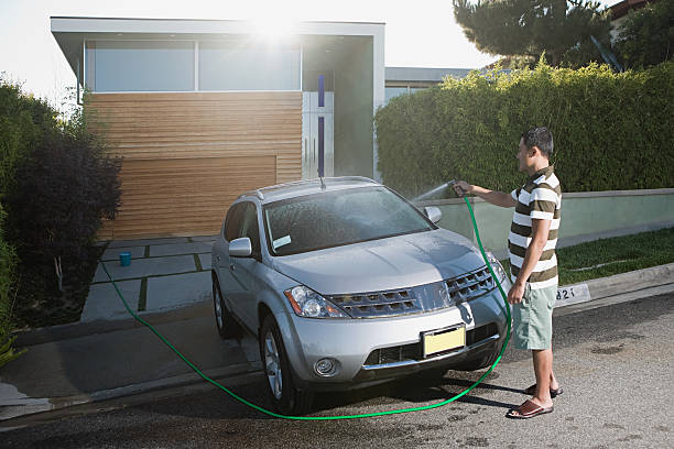 mann waschen auto - washing water car cleaning stock-fotos und bilder