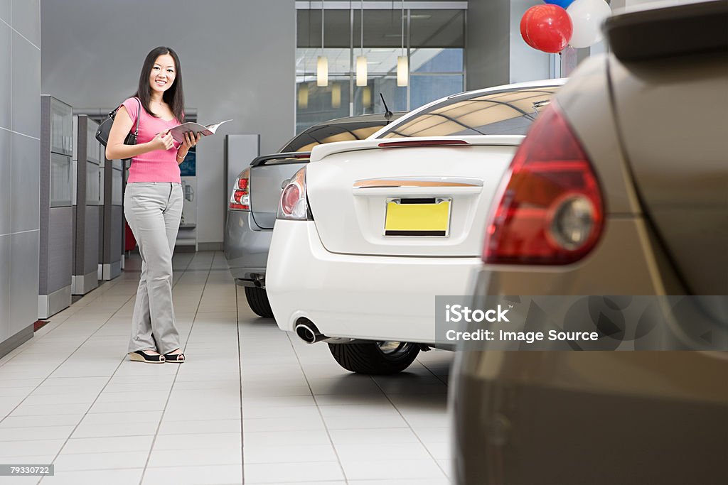 Mulher no Showroom de Carros - Foto de stock de Adulto royalty-free