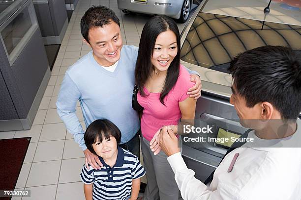 Photo libre de droit de Famille Au Showroom Automobile banque d'images et plus d'images libres de droit de Famille - Famille, Clé de voiture, Tenir