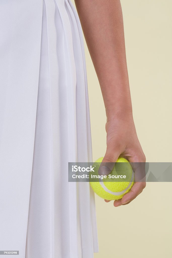 Девочка держит Теннисный мяч - Стоковые фото Крупный план роялти-фри