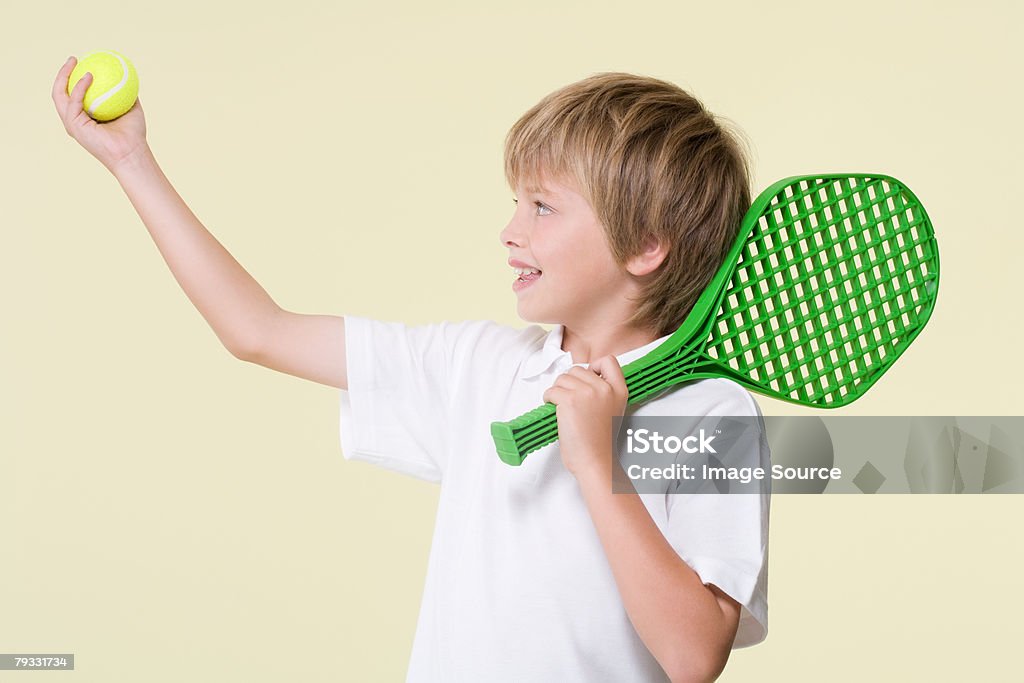 Petit garçon jouant au tennis - Photo de Enfant libre de droits