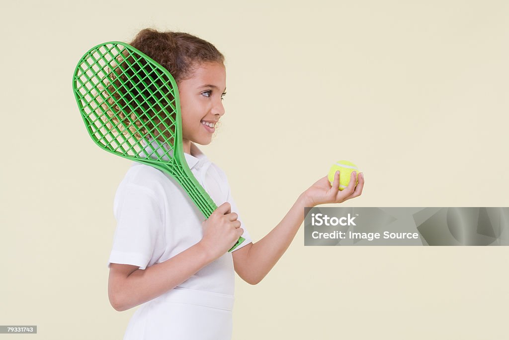 Dziewczyna z Rakieta do tenisa i piłki - Zbiór zdjęć royalty-free (Barwne tło)
