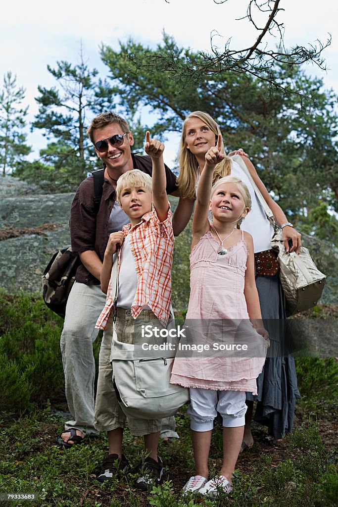 Eine Familie in einem Wald - Lizenzfrei Arm umlegen Stock-Foto