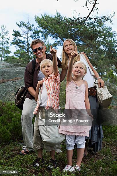 Eine Familie In Einem Wald Stockfoto und mehr Bilder von Arm umlegen - Arm umlegen, Baum, Beide Elternteile