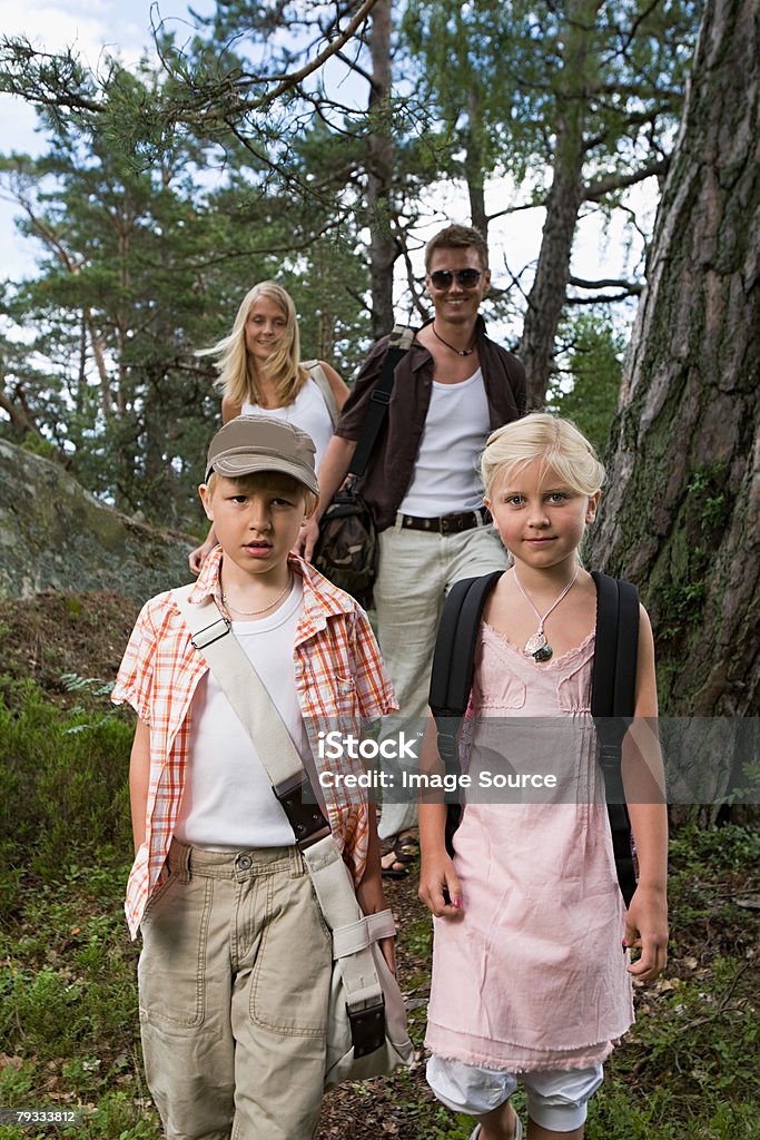 Ritratto di una famiglia in una foresta - Foto stock royalty-free di Foresta
