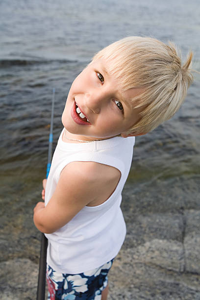 un niño pesca - sweden fishing child little boys fotografías e imágenes de stock