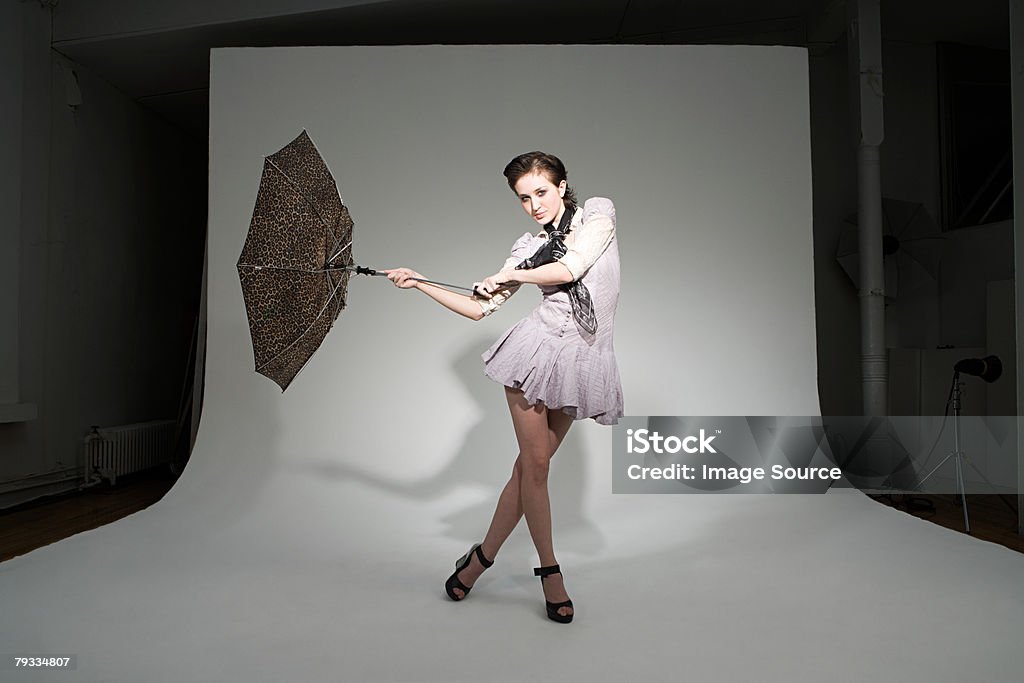 Jovem mulher segurando um guarda-chuva - Royalty-free De Corpo Inteiro Foto de stock