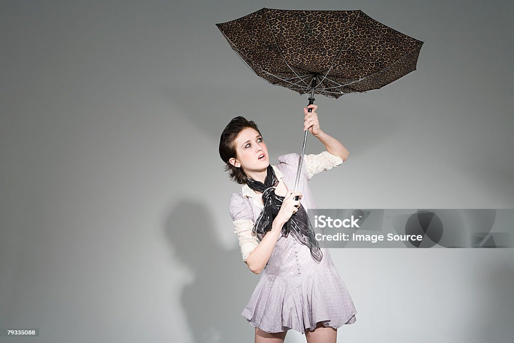 Jovem mulher segurando um guarda-chuva - Royalty-free Fundo Colorido Foto de stock