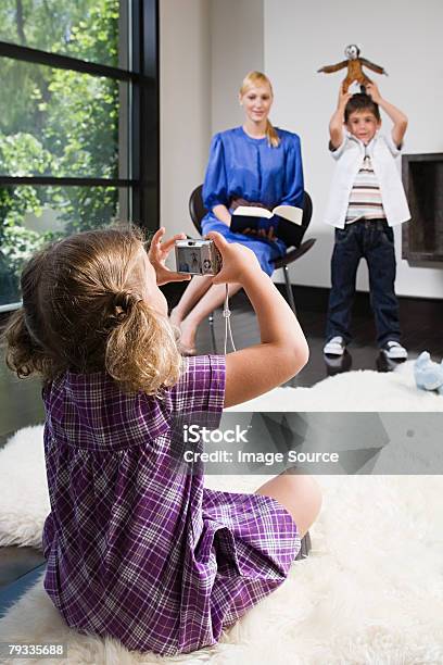 Ein Mädchen Fotografieren Ihrer Mutter Und Bruder Stockfoto und mehr Bilder von Alleinerzieherin - Alleinerzieherin, Arme hoch, Bruder