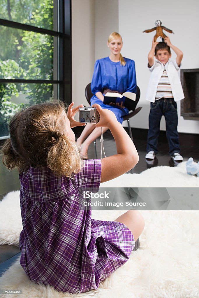 Uma rapariga fotografar A sua mãe e Irmão - Royalty-free Adulto Foto de stock