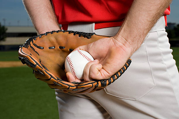 guanto da baseball con baseball e testa - pitcher di baseball foto e immagini stock