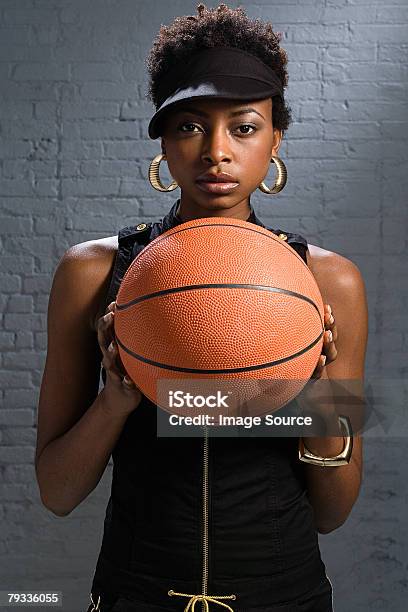 Jovem Segurando Bola De Basquete - Fotografias de stock e mais imagens de 20-29 Anos - 20-29 Anos, 30-39 Anos, Adulto