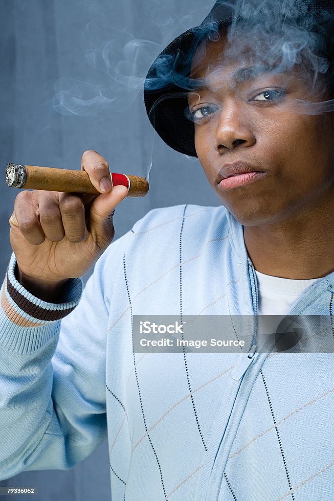 Giovane uomo con un sigaro - Foto stock royalty-free di Abbigliamento