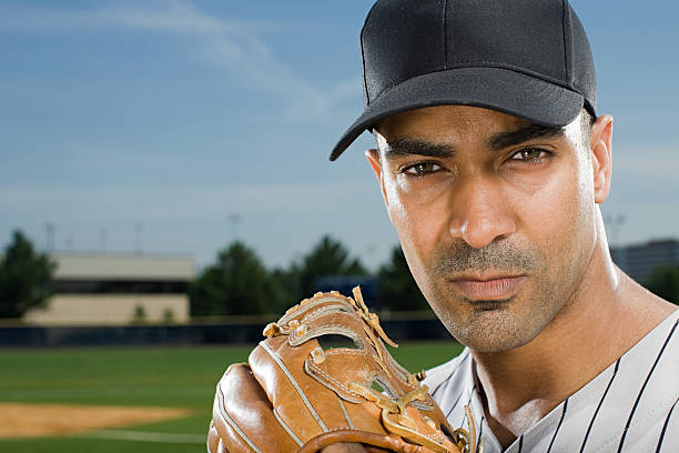 lançador de basebol - men baseball cap focus determination imagens e fotografias de stock