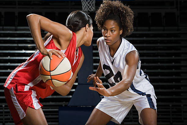 femmes jouant au basket-ball - womens basketball photos et images de collection