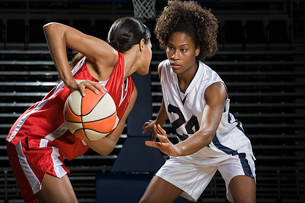 donna giocando a basket - womens basketball foto e immagini stock