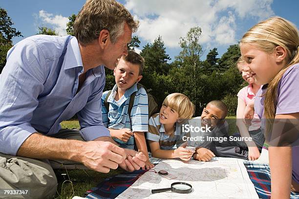 Los Profesores Y Alumnos Con Mapa Foto de stock y más banco de imágenes de Carrera de orientación - Carrera de orientación, Niño, Maestro