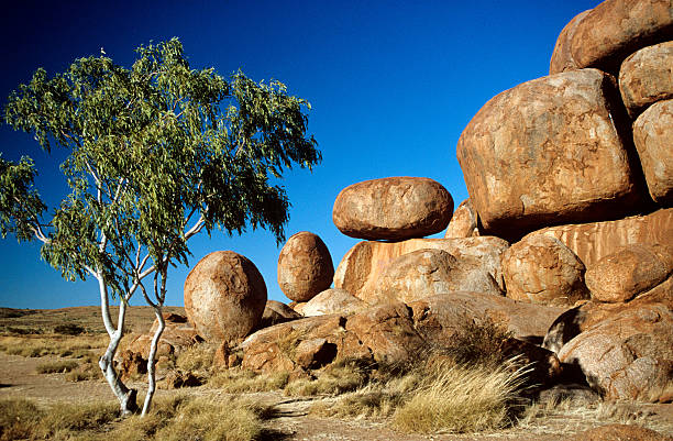 mármoles de los sun devils - devils marbles fotografías e imágenes de stock