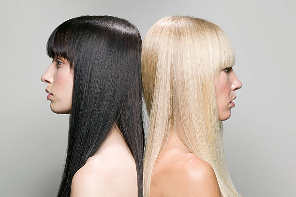 due donne da parte posteriore a parte posteriore - colore dei capelli foto e immagini stock
