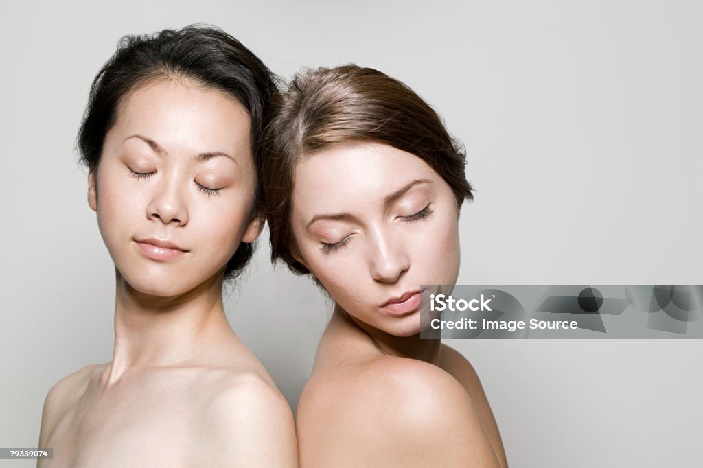 Retrato de duas mulheres com os olhos fechados - Royalty-free Mulheres Foto de stock