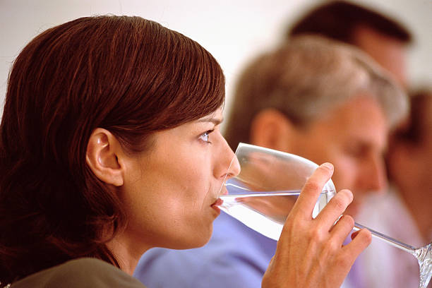 mujer disfruta de una bebida de agua - office water business meeting fotografías e imágenes de stock