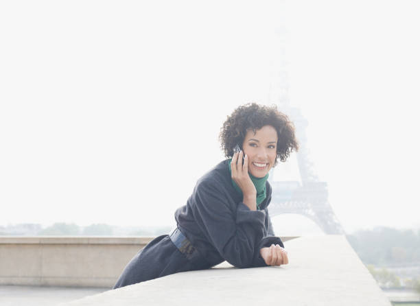 empresaria en el teléfono móvil al aire libre en la torre eiffel - high key portrait color image travel locations fotografías e imágenes de stock