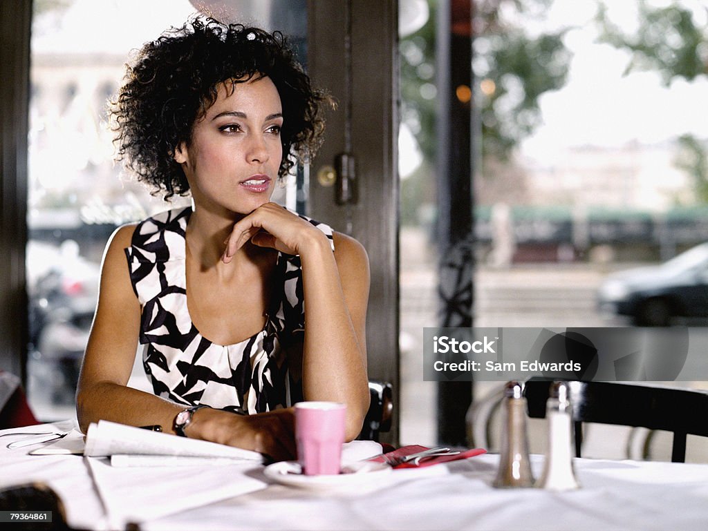 Frau mit Papierkram im restaurant - Lizenzfrei Blick durchs Fenster Stock-Foto