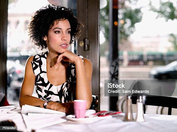 Frau Mit Papierkram Im Restaurant Stockfoto und mehr Bilder von Blick durchs Fenster - Blick durchs Fenster, Restaurant, Eine Frau allein