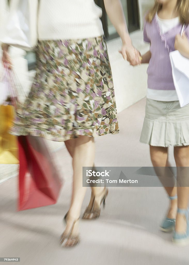 Jovem mulher e Menina ao ar livre com sacos de Compras - Royalty-free Fazer Compras Foto de stock