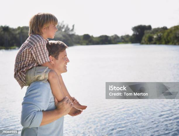 Man ギブ Young Boy ショルダーで屋外の公園 - 子供のストックフォトや画像を多数ご用意 - 子供, 2人, 40-44歳