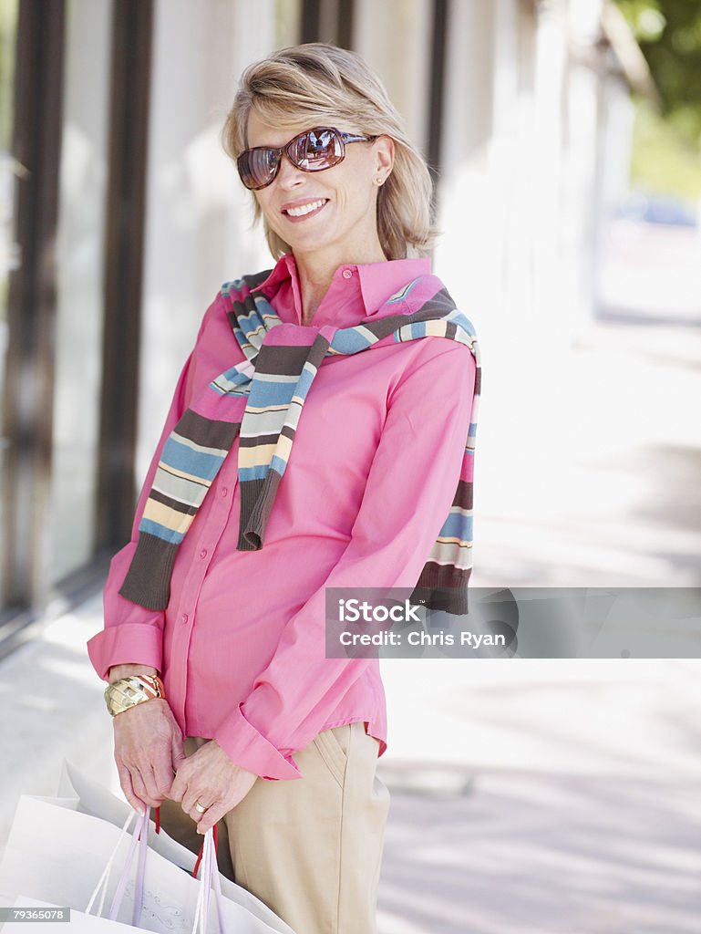 Женщина на открытом воздухе с торговых сумки - Стоковые фото Зрелые женщины роялти-фри