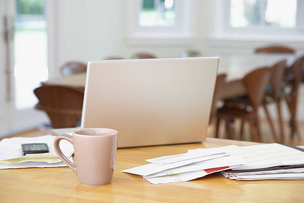 노트북 및 서류 있는 키친 카운터, 머그 - connection usa coffee cup mug 뉴스 사진 이미지