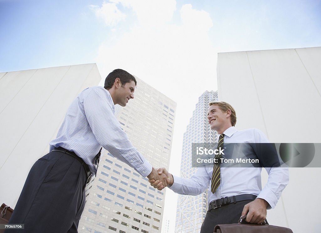 屋外の 2 つのビジネスマンに手を振る - 握手のロイヤリティフリーストックフォト