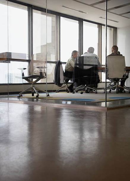 tre uomini d'affari in sala riunioni - boardroom chairs foto e immagini stock