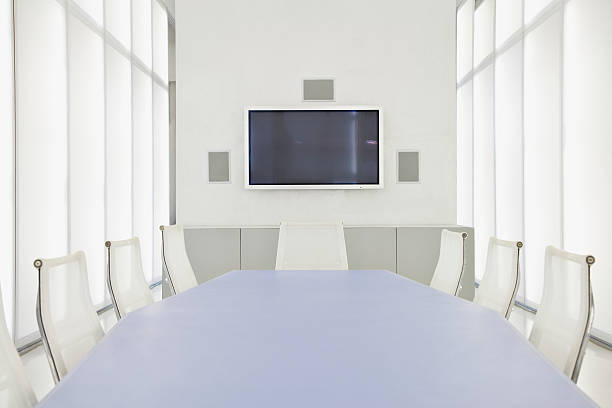 um grande televisão pendurado na parede de uma sala de reuniões - flat screen audio imagens e fotografias de stock